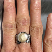 Load image into Gallery viewer, coin pearl ring