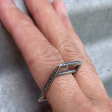 Load image into Gallery viewer, diamond cross bar ring