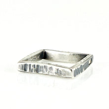 Load image into Gallery viewer, diamond hourglass band baguette