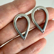 Load image into Gallery viewer, sapphire petal earrings