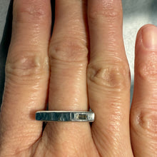 Load image into Gallery viewer, diamond hourglass band baguette