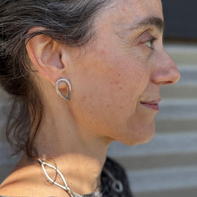 Load image into Gallery viewer, sapphire petal earrings